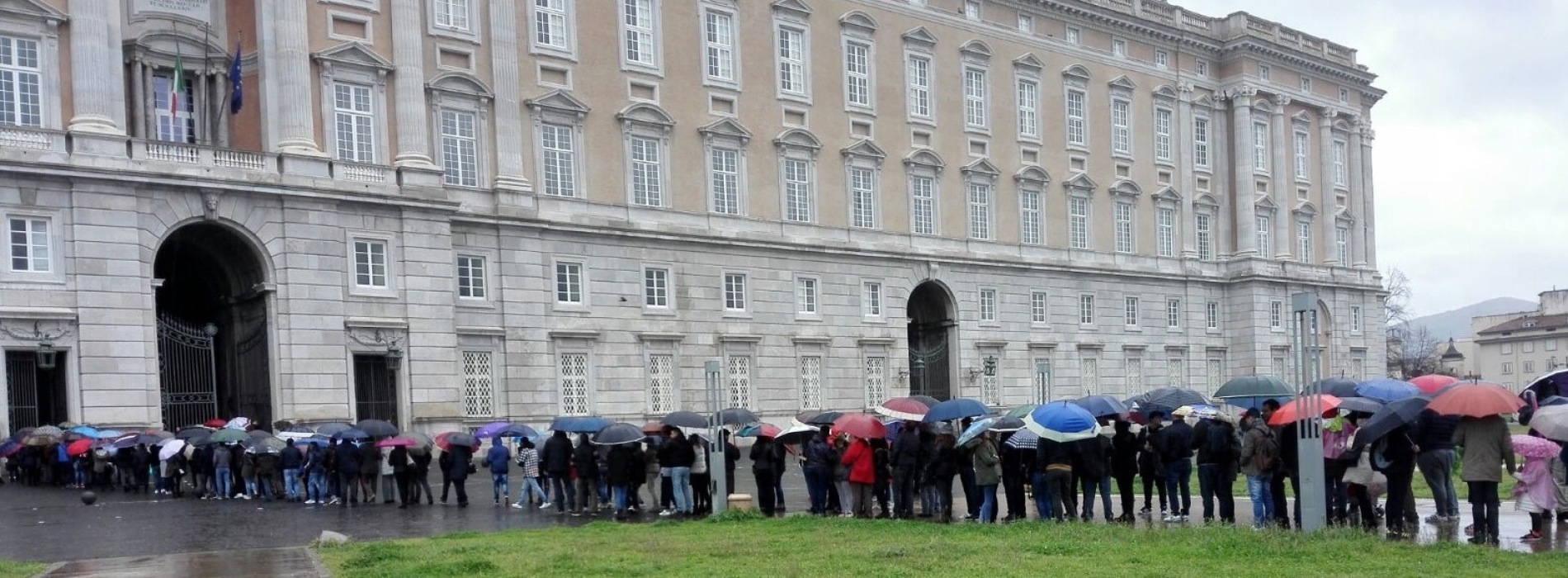 Tutti in fila o davanti alla tv per la Reggia della piccola Atene