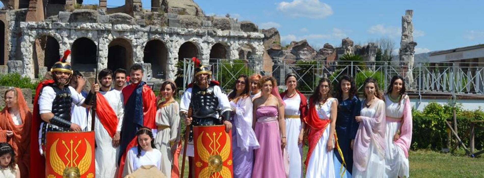 L’Università fa un flash mob, in abiti d’epoca nell’antica Capua