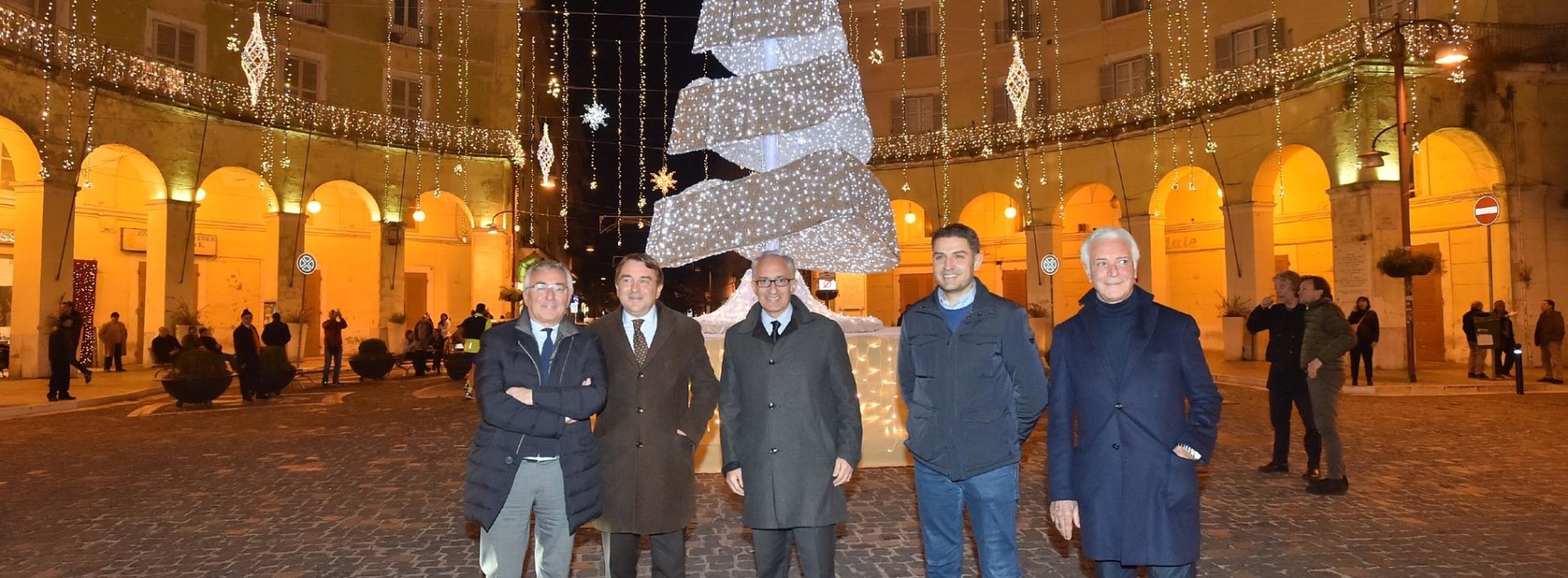 Natale a Caserta, si accendono le mille luci dell’albero