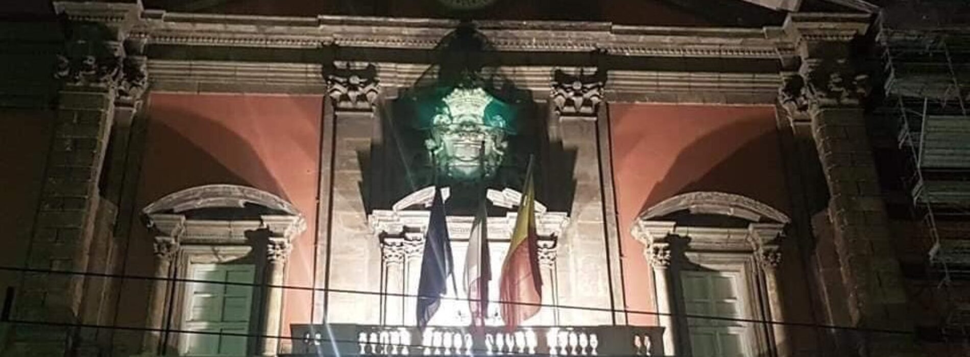 Napoli. Mann, la facciata si illumina per le festività natalizie