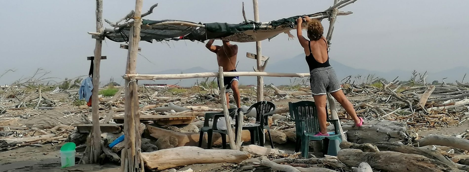 Uomini e mare, le pagliarelle dei Variconi con legni spiaggiati