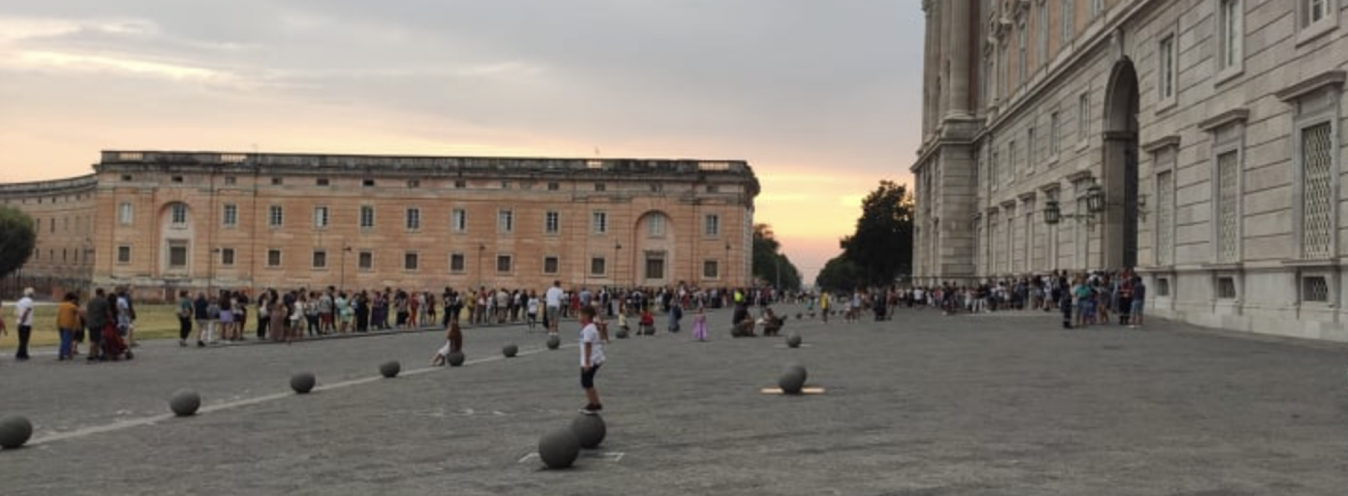 In fila per l’appuntamento con la Regina, pienone alla Reggia