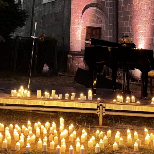 Andreozzi vocalist, a Casapulla il concerto è a luci di candela