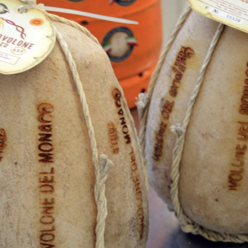 Provolone del Monaco dop, protagonista della tavola di Ferragosto