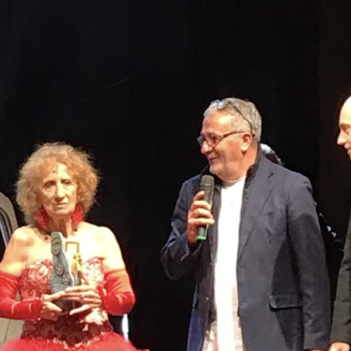 Viva il cabaret! Risate di gusto al Premio De Rege a Casagiove