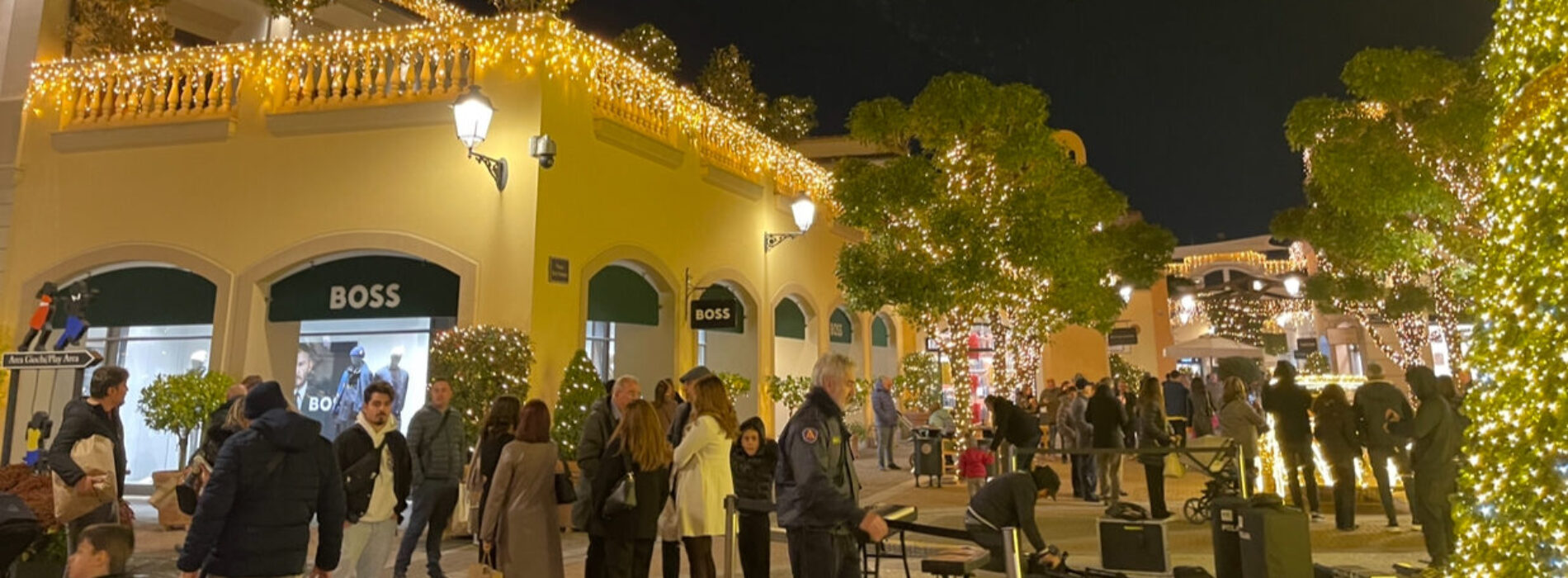 La Reggia Outlet, le Vespe d’epoca invadono la piazza