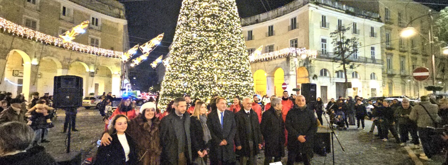 Al via il Natale! Si è acceso il grande Albero di piazza Dante