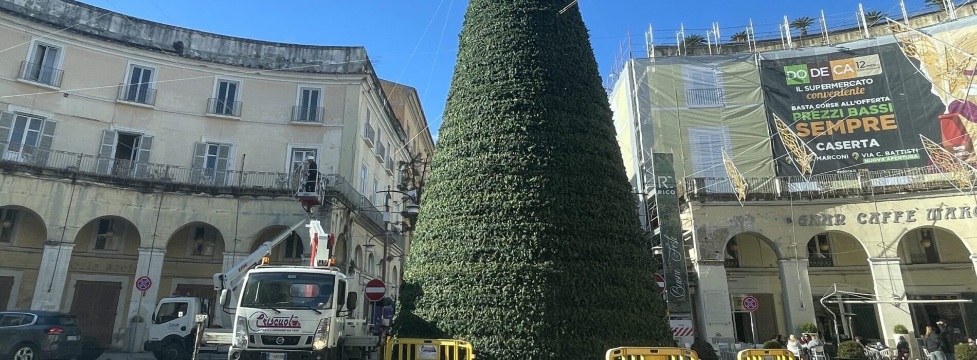 Natale a Caserta, ecco l’accensione dell’albero in piazza Dante