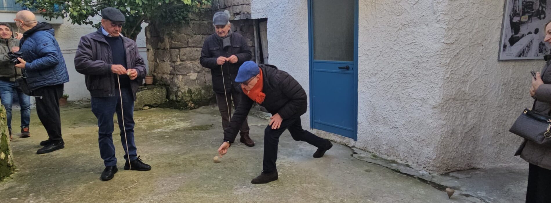 Castel Morrone, il lancio dello “strummolo” di Giovanni Tariello. Le foto