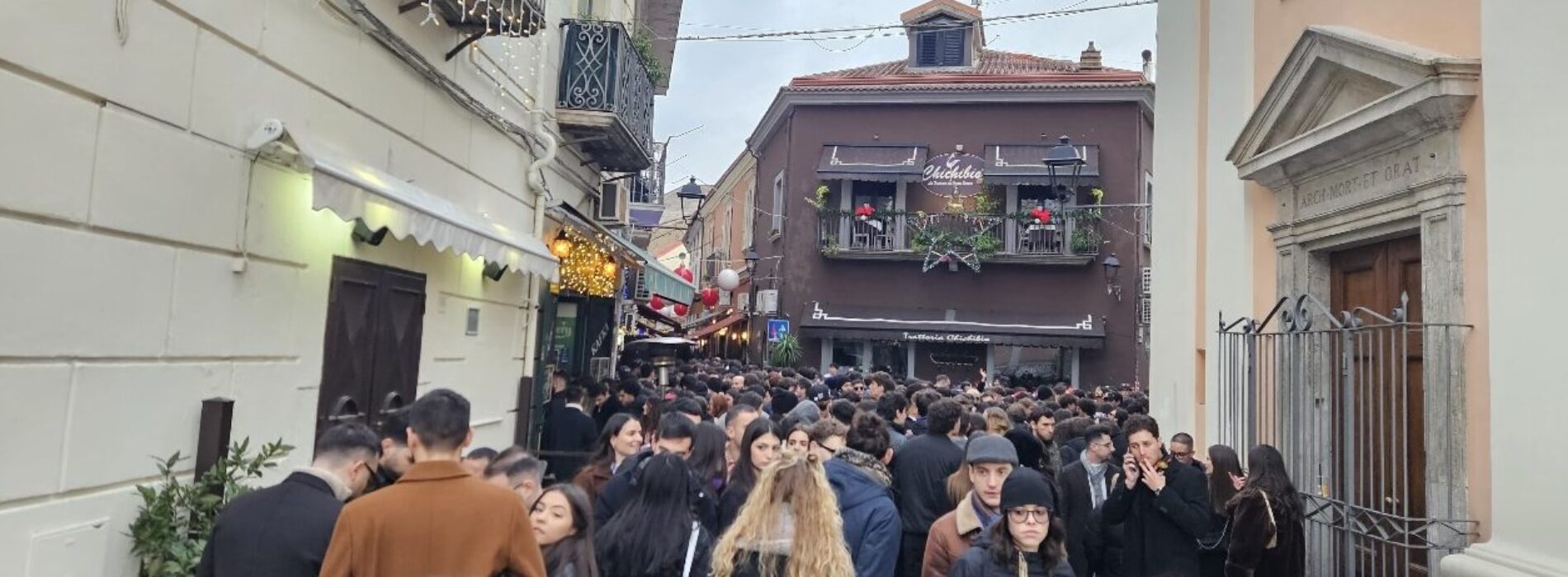 Party diffuso e brindisi per strada, così la vigilia del Natale