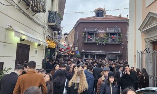 Party diffuso e brindisi per strada, così la vigilia del Natale