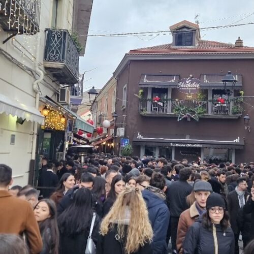 Party diffuso e brindisi per strada, così la vigilia del Natale